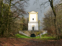 846971 Gezicht op de graftombe van de familie Van Nellesteyn (Burg. van den Boschlaan) te Leersum.